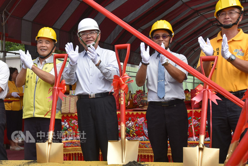 雲林縣麥寮鄉橋頭國小老舊校舍拆除重建工程16日動土，雲林縣長李進勇（前左2）及各界與會慶祝。中央社記者葉子綱攝　107年10月16日