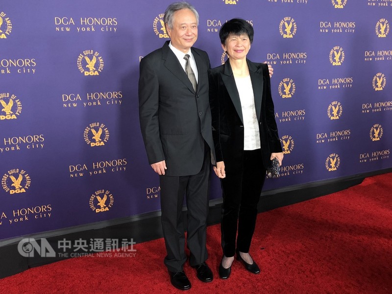 美國導演工會榮譽獎頒獎典禮當地時間18日在紐約的工會劇院舉行,5位獲獎者之一的李安(左)與妻子林惠嘉(右)出席。(駐紐約台北文化中心提供)中央社記者尹俊傑紐約傳真 107年10月19日