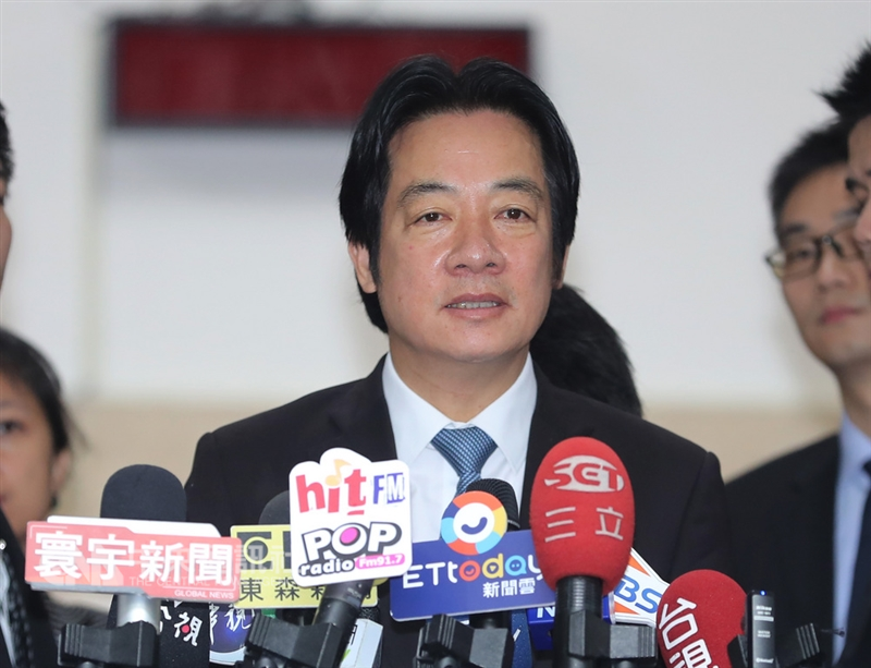 國際刑警組織(INTERPOL)拒絕台灣以觀察員身分參與大會,行政院長賴清德(中)19日表示,背後最重要的原因就是中國打壓台灣,請國人看清楚中國真面目,即便施小惠,但併吞台灣企圖永遠不變。中央社記者張皓安攝 107年10月19日