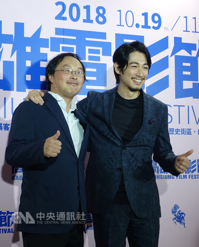 日本人氣演員藤岡靛（右）訪台宣傳主演的新片「來自大海的男人」，19日出席高雄電影節活動，與導演深田晃司（左）合影。中央社記者江佩凌攝　107年10月20日