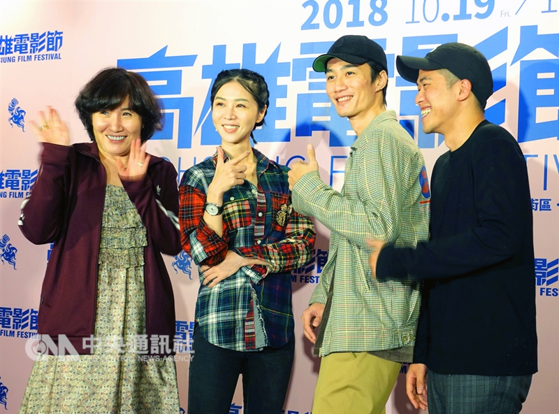 國片「誰先愛上他的」劇組20日前進2018高雄電影節宣傳，導演徐譽庭（左）、許智彥（右）率演員謝盈萱（左2）以及為電影創作歌曲的歌手李英宏（右2）出席。中央社記者江佩凌攝　107年10月20日