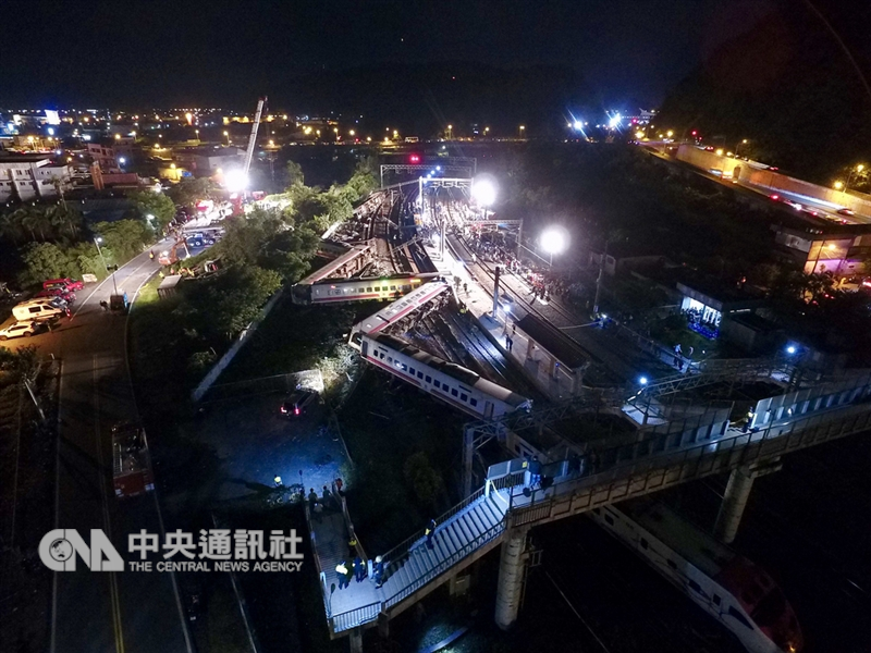 台鐵6432次普悠瑪列車21日發生出軌事故,至晚間初步完成搶救作業,接下來預計將動用大型機具吊正車廂,進一步檢查有無人受困。中央社記者孫仲達攝 107年10月21日