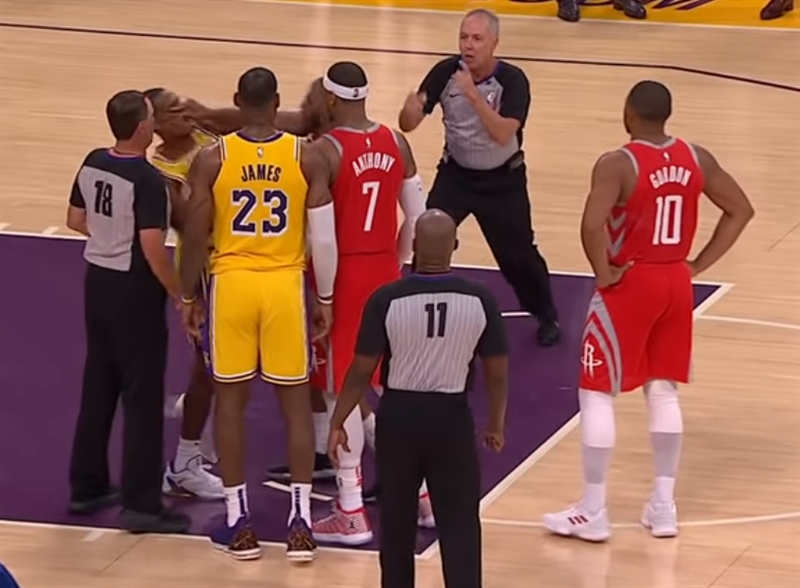 美國職籃NBA洛杉磯湖人20日主場迎戰休士頓火箭，雙方在第4節爆發嚴重肢體衝突。（圖取自ESPN YouTube頻道）