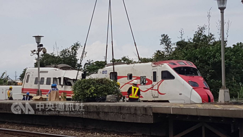 台鐵普悠瑪列車21日發生出軌翻覆事故，釀嚴重死傷，台鐵22日表示，目前傾倒車輛都已扶正，待檢察官同意放行，即可吊離事故車輛。中央社記者王鴻國攝　107年10月22日