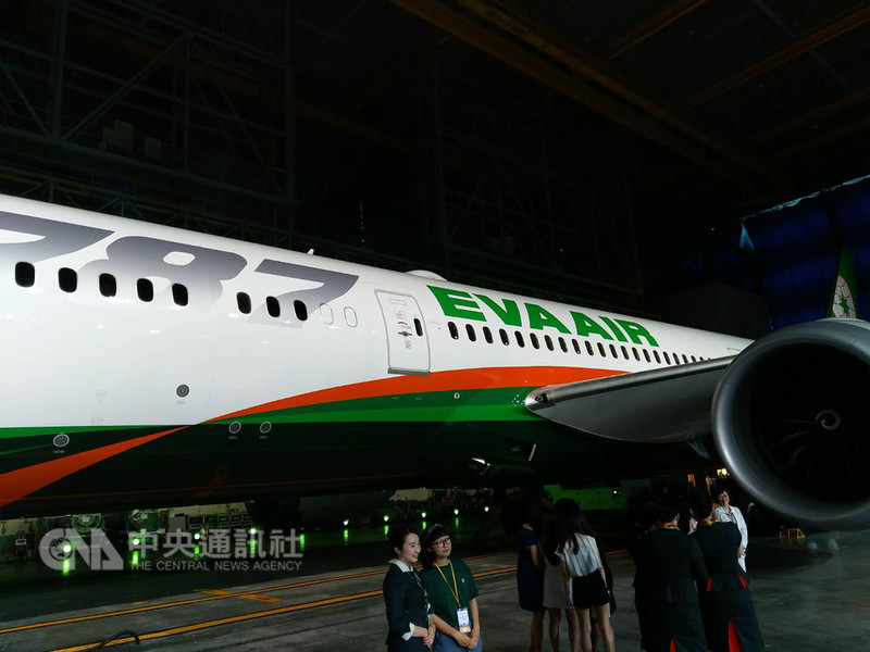 長榮航空引進台灣首架波音787-9客機,經過整備後22日舉行新機發表會,新機在陽光、空氣、水三元素調整得讓旅客更舒適,希望更能提升台灣的航空產業。中央社記者韋樞攝 107年10月22日