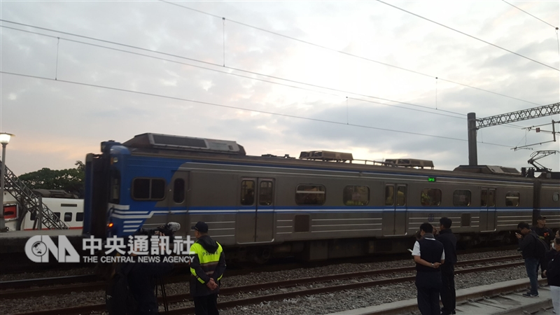 4102車次開往花蓮，5時52分許停靠新馬站，四節車廂。中央社記者王朝鈺攝 107年10月22日