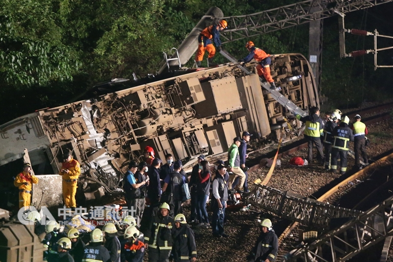 普悠瑪列車21日在宜蘭發生出軌事故,搜救人員投入救援行動。(中央社檔案照片)