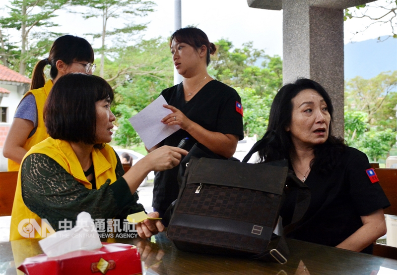 台鐵普悠瑪列車21日在宜蘭出軌釀重大傷亡,許多罹難者遺體受損嚴重,在遺體修復師、志工等人不眠不休努力下,大多數遺體已由家屬陸續領回,修復師們正努力讓最後一名罹難者25日可以回家。中央社記者黃旭昇宜蘭攝 107年10月24日
