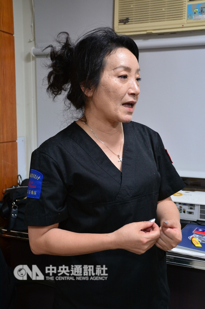 普悠瑪列車事故中,許多罹難者遺體面目全非,得依靠遺體美容修復團隊協助修復。團隊召集人王薇君24日表示,在遇到重大災難事件時,團隊都會到場協助罹難者修復儀容、化妝,讓死者能帶著尊嚴離開。中央社記者黃旭昇宜蘭攝 107年10月24日