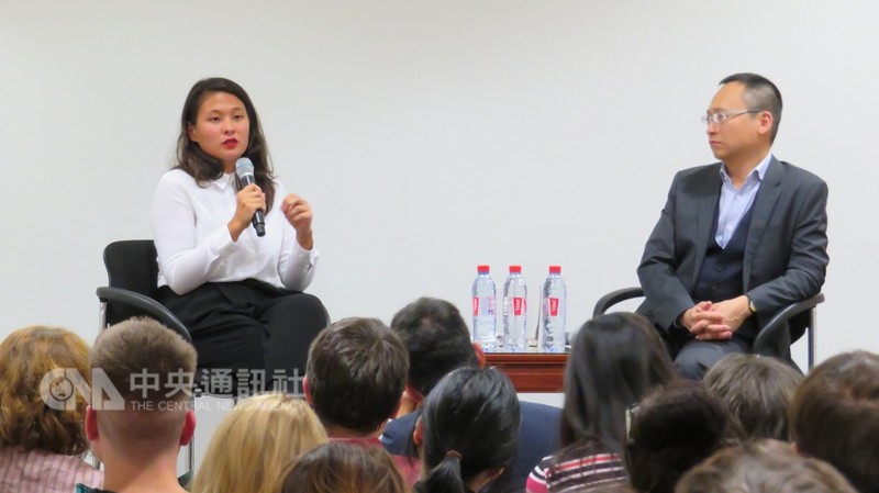 拍攝台灣同志紀錄片的德國導演露西．劉（左），19日在駐德代表處與政大副教授紀大偉（右）對談。（照片：駐德代表處提供）中央社記者林育立柏林傳真 107年10月24日