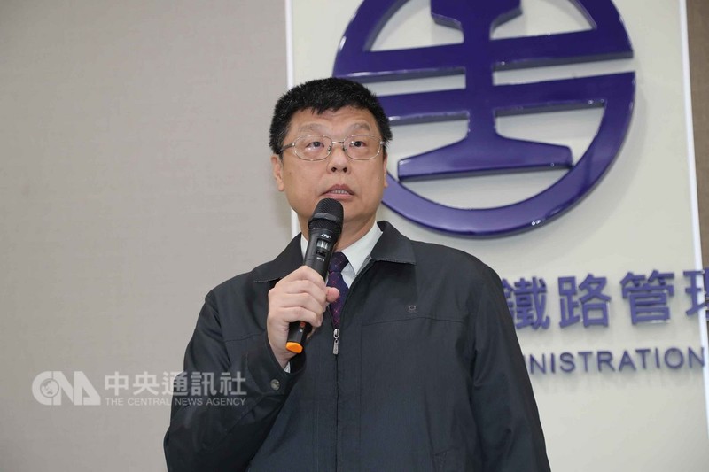 台鐵24日上午舉行「6432自強號新馬車站出軌案總結記者會」，台鐵副局長兼發言人杜微（圖）表示，普悠瑪列車及所有路線全面特檢，確定無誤後再上路，預計一週內完成。中央社記者張皓安攝 107年10月24日
