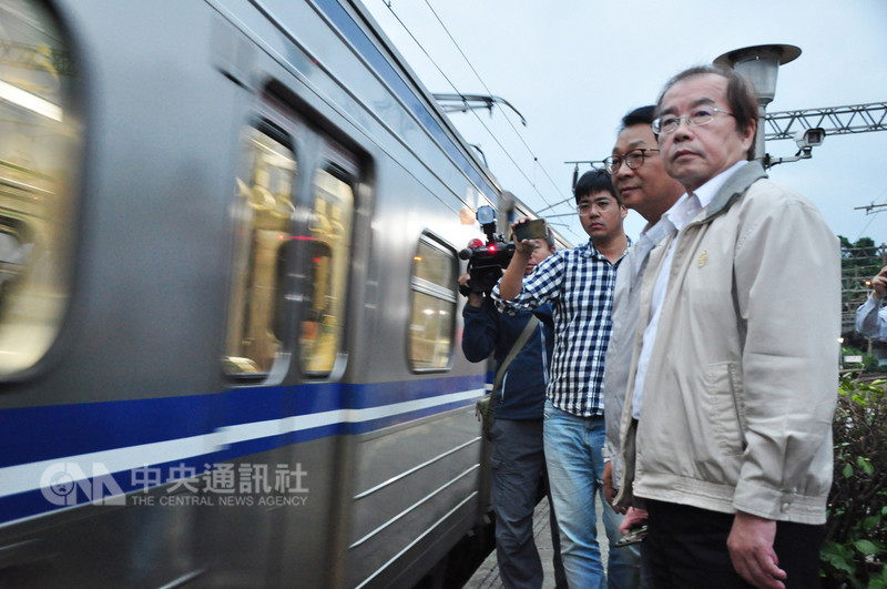 台鐵6432車次普悠瑪列車21日在宜蘭新馬站附近出軌，經各單位全力投入搶修，已提前於24日清晨5時54分，由4102次區間車通過新馬站，恢復雙線通車。台鐵局長鹿潔身（右）前往視察。中央社記者沈如峰宜蘭縣攝 107年10月24日