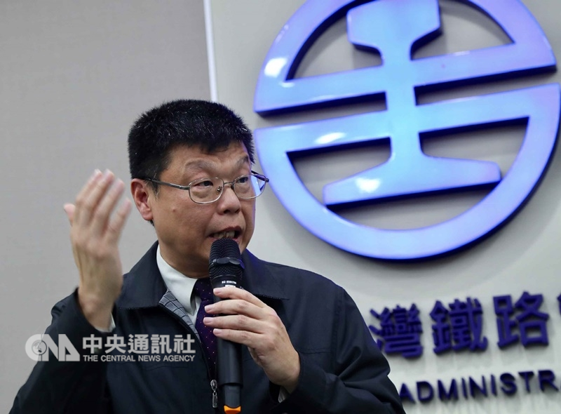 台鐵24日舉行記者會,台鐵副局長杜微(圖)表示,通聯紀錄顯示,司機並未報備關閉ATP,初步研判屬司機員的人員疏失。中央社記者張皓安攝 107年10月24日