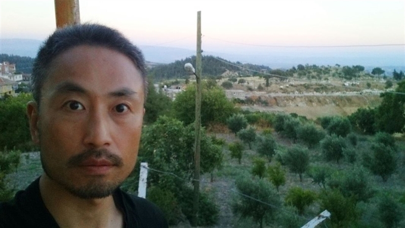 日本記者安田純平3年前在敘利亞被武裝組織抓走，23日傳出他被釋放，日本駐土耳其大使館人員確認是安田本人無誤。（共同社提供）
