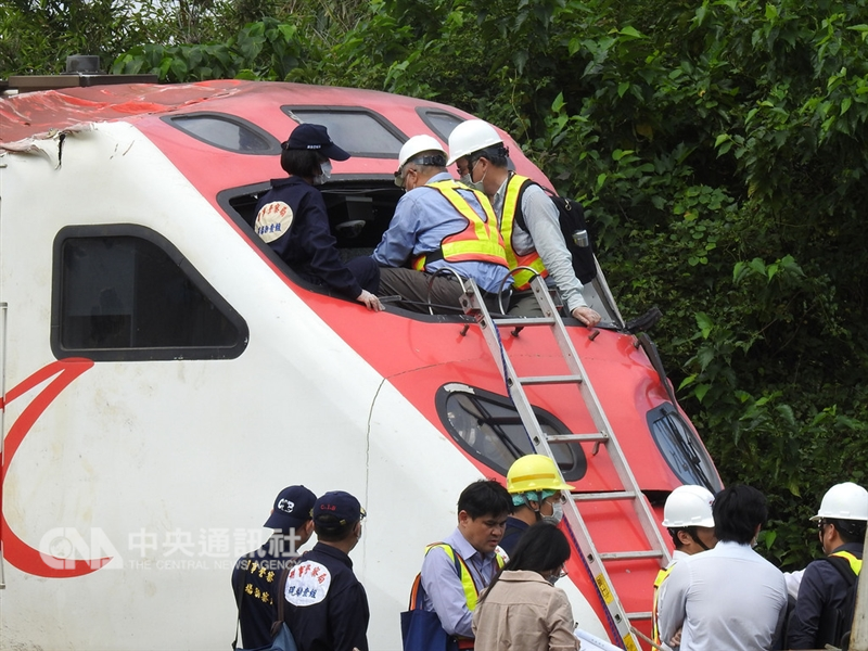 台鐵6432車次普悠瑪列車21日在宜蘭新馬站附近出軌,造成嚴重傷亡。圖為檢警22日會同台鐵人員鑽進車頭仔細蒐證。(中央社檔案照片)