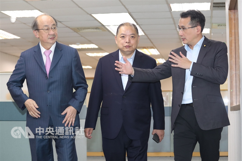 民進黨中常會24日在民進黨中央黨部舉行,身兼黨主席的總統蔡英文因總統公務行程請假,由民進黨立院黨團總召柯建銘(左)代理主持會議。中央社記者吳翊寧攝 107年10月24日