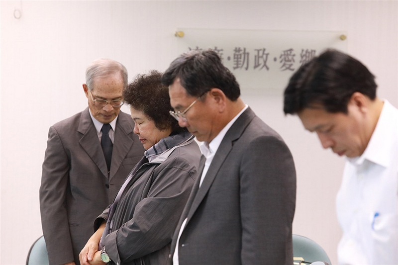 民進黨中常會24日為台鐵普悠瑪列車事故罹難者默哀。(民進黨提供)中央社記者呂欣憓傳真 107年10月24日