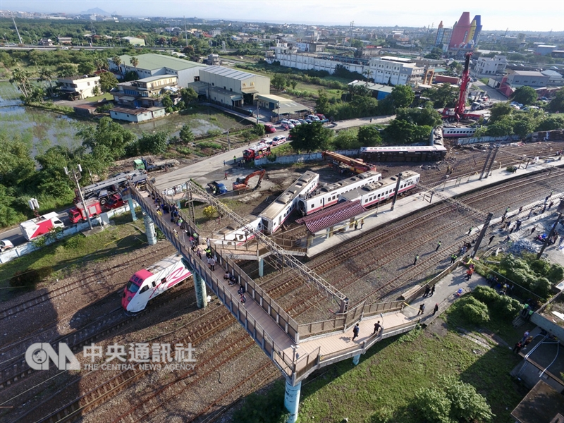 台鐵6432車次普悠瑪列車21日在宜蘭新馬站附近出軌,造成嚴重傷亡。調查小組29日上午將再開會,釐清ATP為何被關閉,以及為何事故發生前時速逼近140公里等兩大重點。(中央社檔案照片)
