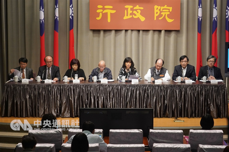 行政院會後記者會25日上午在行政院新聞中心舉行，由發言人Kolas Yotaka（谷辣斯．尤達卡）（右4）主持，政務委員陳美伶（左3）、吳澤成（右3）、張景森（左4）、交通部長吳宏謀（右2）、金管會副主委張傳章（左）、教育部次長林騰蛟（左2）、行政院科技會報辦公室執秘蔡志宏（右）出席。中央社記者孫仲達攝 107年10月25日