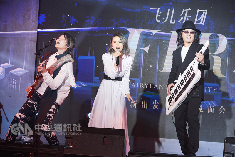 F.I.R.飛兒樂團25日在北京宣布將由22歲新人Lydia韓睿(中)接棒擔任新主唱,更表示預計明年8月將推出全新專輯。(華研提供)中央社記者鄭景雯傳真 107年10月25日