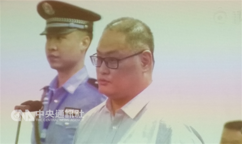 陸委會副主委兼發言人邱垂正25日表示,遭陸方關押的非政府組織工作者李明哲,日前無預警被移監到河北燕城監獄。圖為李明哲(前)2017年在湖南岳陽法院法庭出庭。(中央社檔案照片)