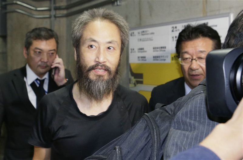 2015年被敘利亞武裝組織綁架的日本記者安田純平(左2),25日晚間順利搭機返抵日本。(共同社提供)
