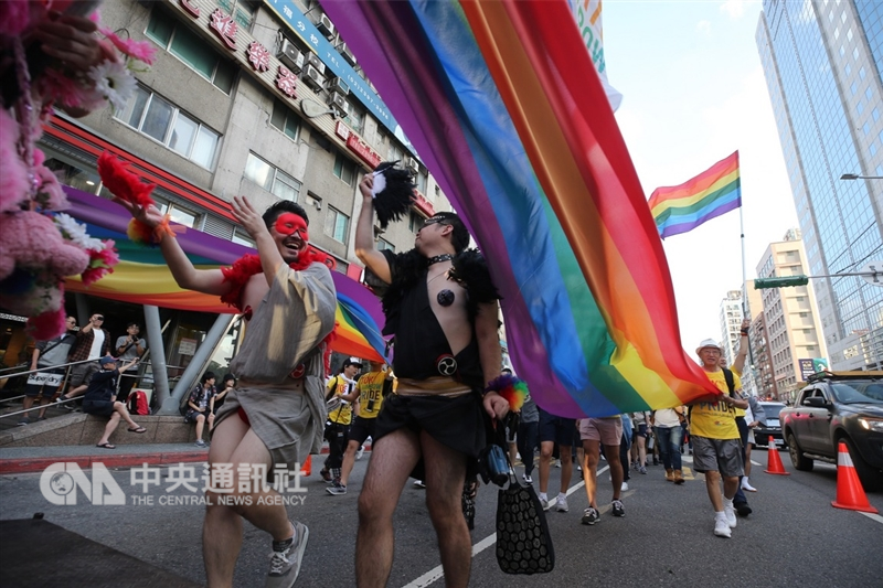 一年一度的台灣同志大遊行27日下午從凱道集結出發,許多民眾拉起大型彩虹旗走在街頭,表達期待落實婚姻平權等訴求。中央社記者吳家昇攝 107年10月27日