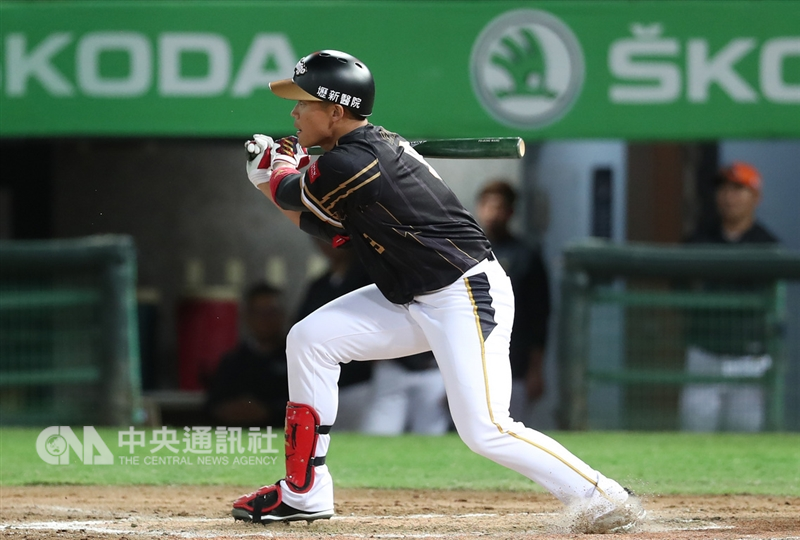 中職Lamigo桃猿隊強打王柏融27日在總冠軍賽首戰單場敲出4安且開轟,王柏融表示,上場就積極攻擊,不做太多等待,「喜歡就大膽去揮,剛好效果不錯」。中央社記者張新偉攝 107年10月27日