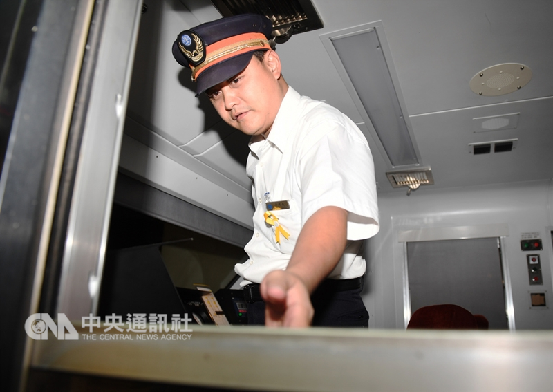 台鐵6432次普悠瑪列車21日在宜蘭新馬站附近出軌翻覆,釀重大傷亡慘劇;27日為罹難者頭七,約200多列火車在下午4時50分齊鳴長笛,表達哀悼。中央社記者施宗暉攝 107年10月27日