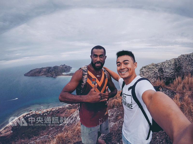 YouTuber吳宇堯（右）立志成為旅遊節目主持人，大學時就開始自助旅行，也在社群網站臉書（Facebook）開粉絲專頁及在影音網站YouTube設頻道，上傳旅行時拍攝的影片，分享旅行樂趣。（吳宇堯提供）中央社記者吳哲豪傳真 107年10月28日