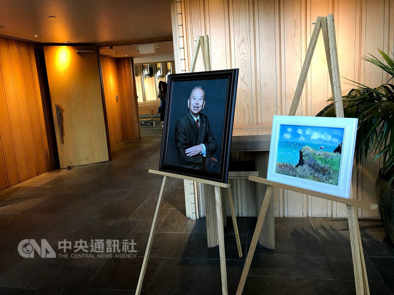 相聲大師吳兆南喪禮27日在洛杉磯玫瑰崗墓園舉行,會場入口處擺設吳兆南87歲開始學畫的作品。中央社記者林宏翰洛杉磯攝 107年10月28日