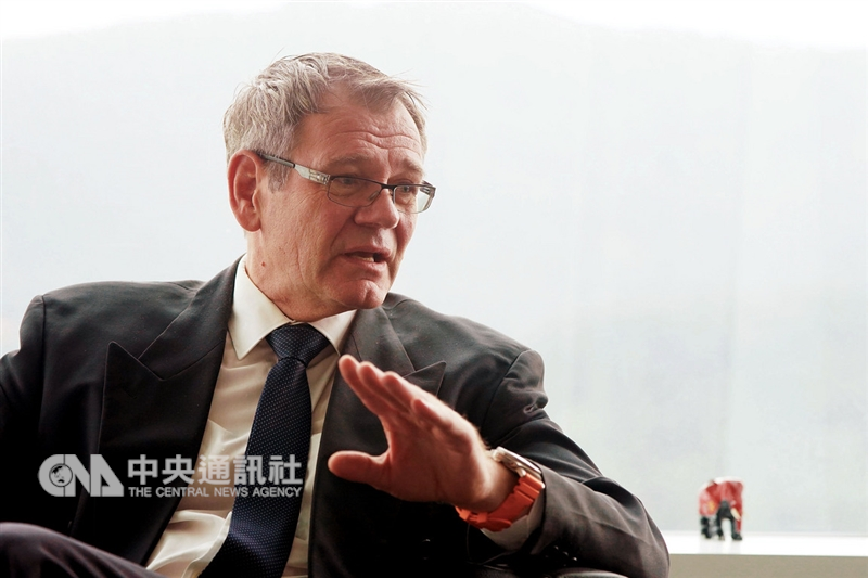 轉型正義是台灣與德國合作的領域之一。德國在台協會處長王子陶(Thomas Prinz)表示,推動轉型正義並非要「報仇」,而是以比較和諧的方式推動,避免引起新的衝突;同時,檔案開放也很重要。中央社記者孫仲達攝 107年10月28日
