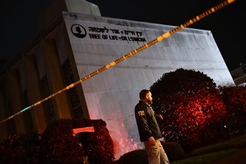 匹茲堡一座猶太會堂27日早上發生槍擊事件,一名持槍男子闖入會堂內開槍。(法新社提供)