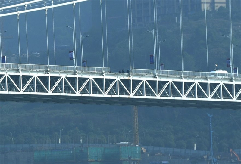 中國大陸重慶市一輛公車28日上午在重慶萬州長江二橋上發生車禍,墜入長江。圖為萬州長江二橋護欄破損。(中新社提供)