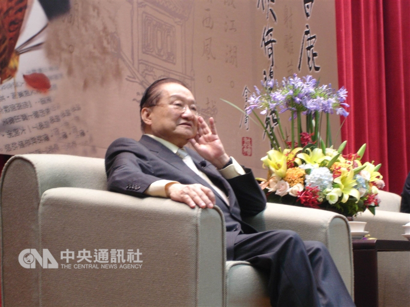 武俠小說泰斗金庸30日病逝香港,享耆壽94歲。圖為金庸2007年間參加政大校慶,商學院國際會議廳擠滿了仰慕大學長的學弟、學妹參加「金庸會群英─指南論劍」。(中央社檔案照片)