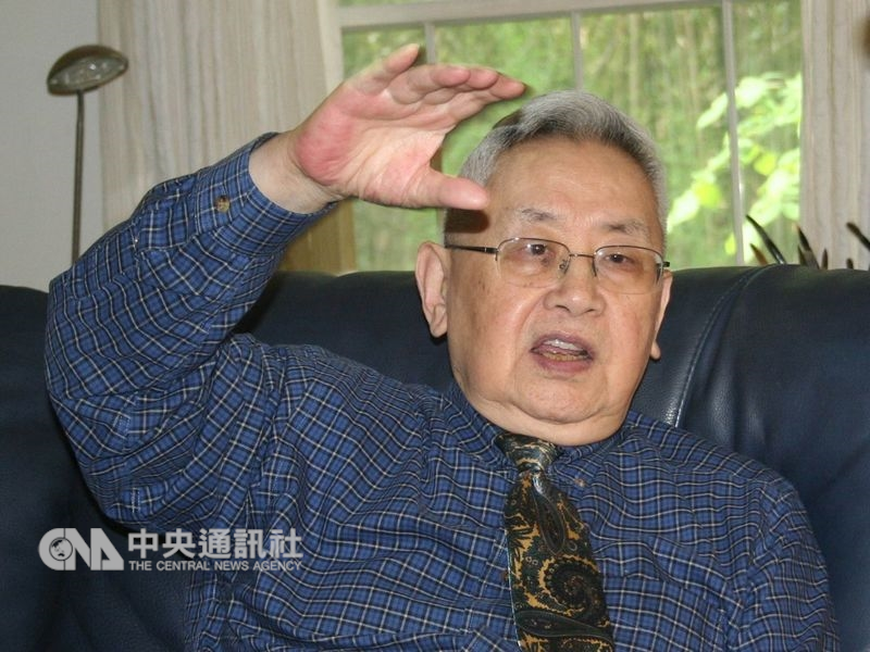 享譽國際的史學家余英時,終於出版回憶錄,其中內容談到他與共產主義的接觸。(中央社檔案照片)