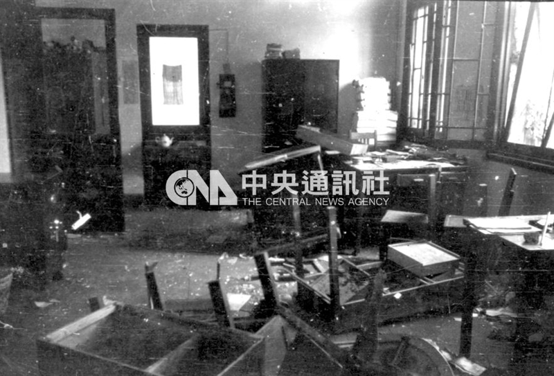 北平學潮時,學生與與軍警發生衝突,北平市參議會辦公室被毀壞。(中央社檔案照片)