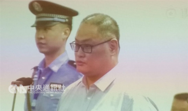 非政府組織工作者李明哲(前)被中國大陸逮捕,至今已一年半,符合減刑門檻。圖為李明哲2017年在湖南岳陽法院出庭。(中央社檔案照片)