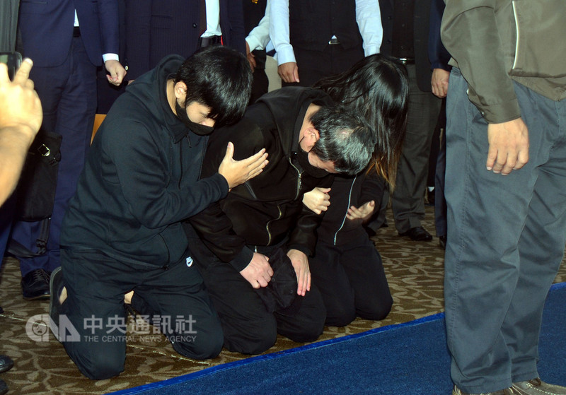 台鐵普悠瑪事故罹難者聯合公祭31日舉行,事故列車司機員尤振仲(中)跪倒在靈堂痛哭,罹難者家屬趨前扶起,並向尤振仲說:「我們不怪你,我們一起找真相。」中央社記者盧太城台東攝 107年10月31日