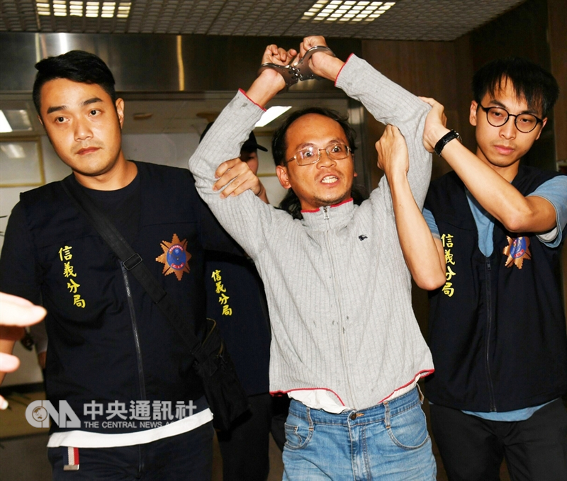 持鋼筋攻擊台北市勞動局長賴香伶的男子李明彥（中），1日下午在北捷新埔站落網，台北市警察局信義分局初步偵訊後，晚間將他移送台北地檢署偵辦。中央社記者施宗暉攝　107年11月1日