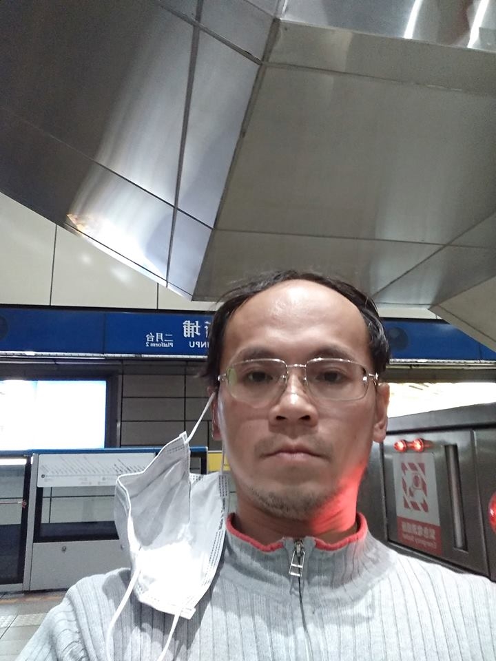 攻擊台北市勞動局長賴香伶的李明彥（圖）1日被警方逮捕時，自拍照片發臉書。（圖取自www.facebook.com/gasstationrevolution）