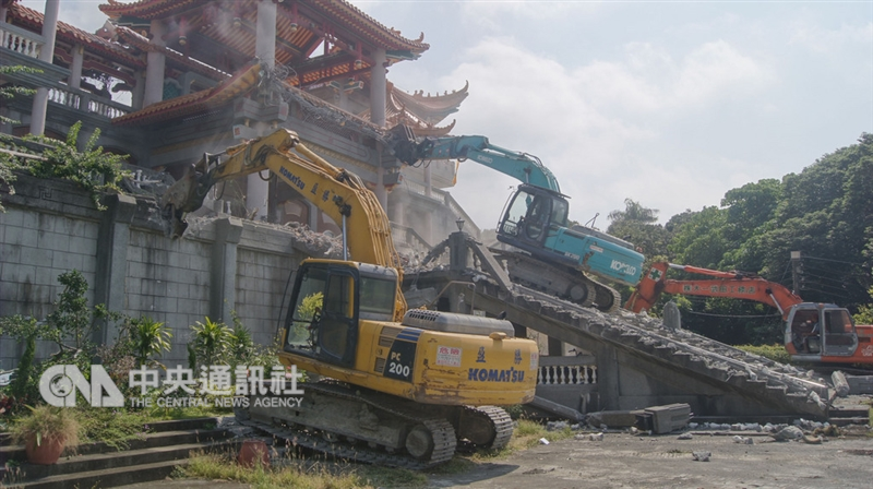 彰化縣二水鄉碧雲禪寺26日展開拆除工作,怪手先在碧雲禪寺前的廣場集結,由指揮官一聲令下,開始拆除正殿違建物。中央社記者吳哲豪彰化攝 107年9月26日