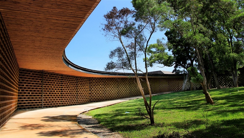 台中世界花卉博覽會3日登場，后里園區發現館以永續循環概念打造，建材使用綠色建材再生塑化磚，呈現鏤空視覺、空氣流通、空間明亮，與現有老樹融為一體。（台中市政府提供）中央社記者郝雪卿傳真 107年11月2日