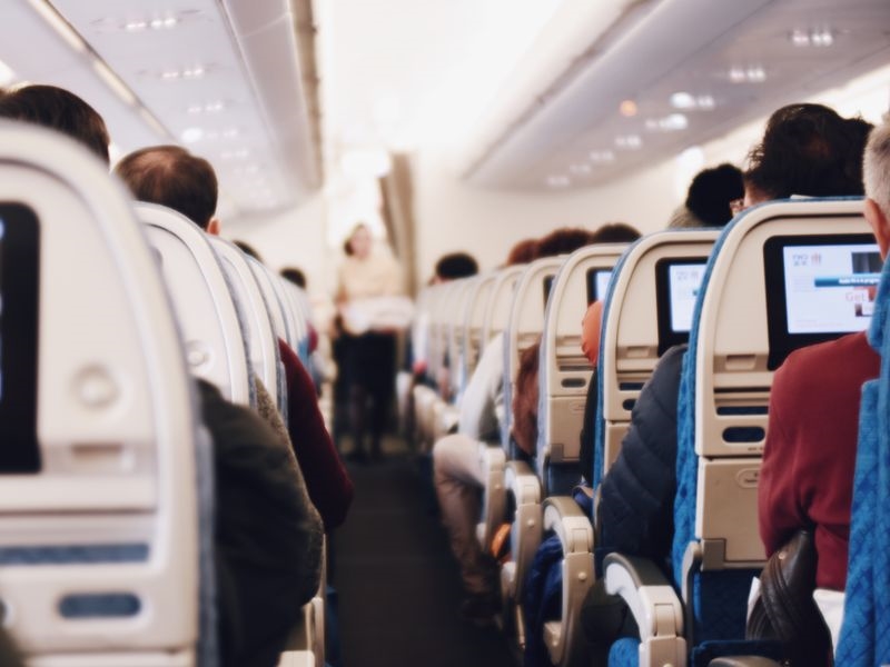 加拿大廣播公司節目分析3個主要航空公司、18個航班上的100件樣本，在頭靠枕中發現大腸桿菌。圖僅為示意。（圖取自Pixabay圖庫）