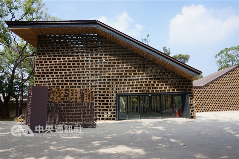 台中世界花卉博覽會3日登場,后里園區內發現館以綠色建材打造,隨興倚靠在建物外牆,陽光灑身上,展現淡雅文青風。中央社記者趙麗妍攝 107年11月2日