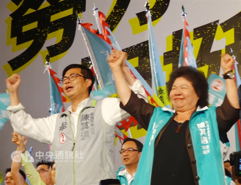 總統府秘書長陳菊(右)3日晚間在高雄出席民進黨高雄市長參選人陳其邁(前左)的「勞動者之夜」造勢晚會,她說,一棒接一棒,陳其邁最棒,呼籲民眾全力支持陳其邁接棒,繼續為高雄打拚未來。中央社記者陳朝福攝 107年11月3日