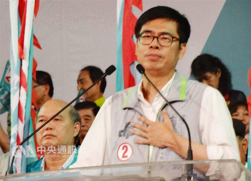 民進黨高雄市長參選人陳其邁(右)3日晚間出席「勞動者之夜」造勢晚會時表示,高雄是他摯愛的故鄉,盼與大家一起為高雄打拚,共創高雄美好未來。中央社記者陳朝福攝 107年11月3日