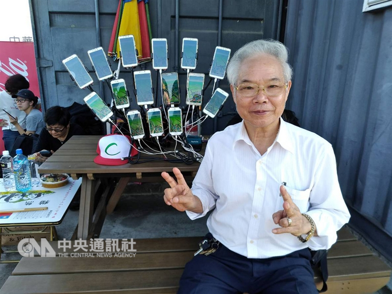 Pokemon GO Safari Zone in Tainan活動進入第3天,適逢週末好天氣,主會場台南都會公園和各大寶可夢集結點湧進抓寶人潮,「寶可夢阿伯」陳三元3日也帶著15支手機現身台南。中央社記者張榮祥台南攝 107年11月3日