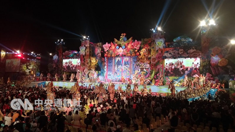 台中花博開幕晚會3日晚間在水湳智慧城登場，來自5大洲的海內外37組藝人團隊，同台匯演回溯歷史古今的大型舞台劇，訴說花開的動人故事，展現一場盛大藝術饗宴。中央社記者蘇木春攝　107年11月3日