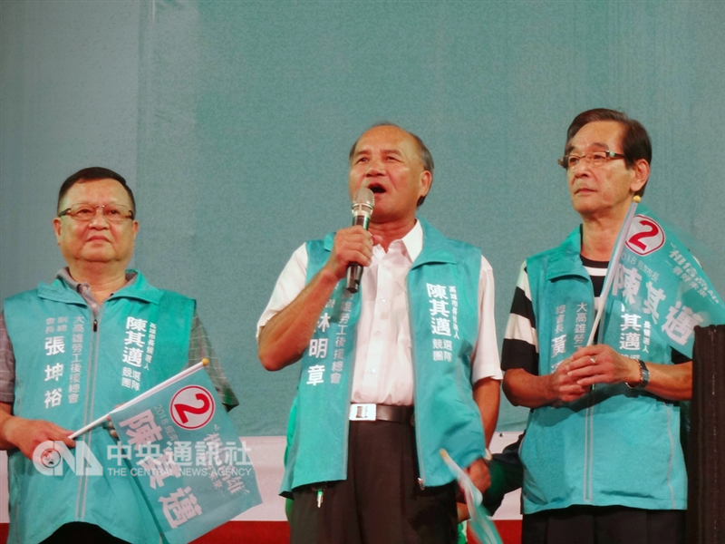 高雄市總工會理事長林明章(中)3日晚間出席民進黨高雄市長參選人陳其邁的「勞動者之夜」造勢晚會,表達力挺陳其邁的堅定立場。中央社記者陳朝福攝 107年11月3日